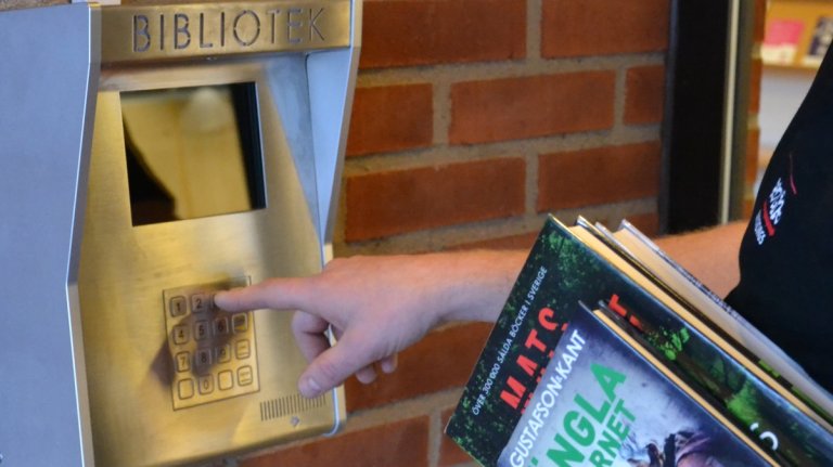 Under meröppettid tar du dig in på biblioteket med meröppetaktiverat lånekort och personlig kod.