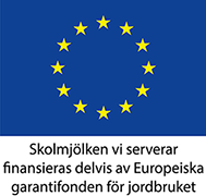 EU:s flagga med texten: Skolmjölken vi serverar finansieras delvis av Europeiska garantifonden för jordbruket.