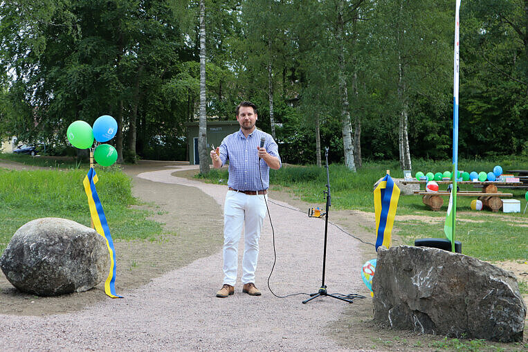 Kommunstyrelsens ordförande Johan Svahnberg har precis klippt det blågula bandet vid den upprustade badplatsen i Sätofta. 